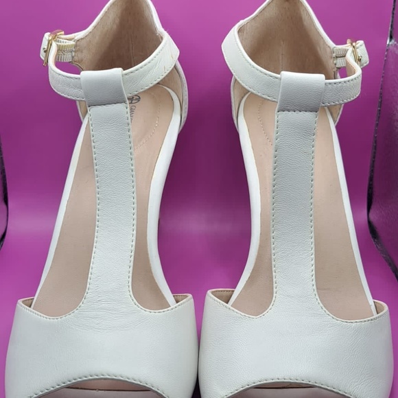 Sandals - Picture 2 of 3